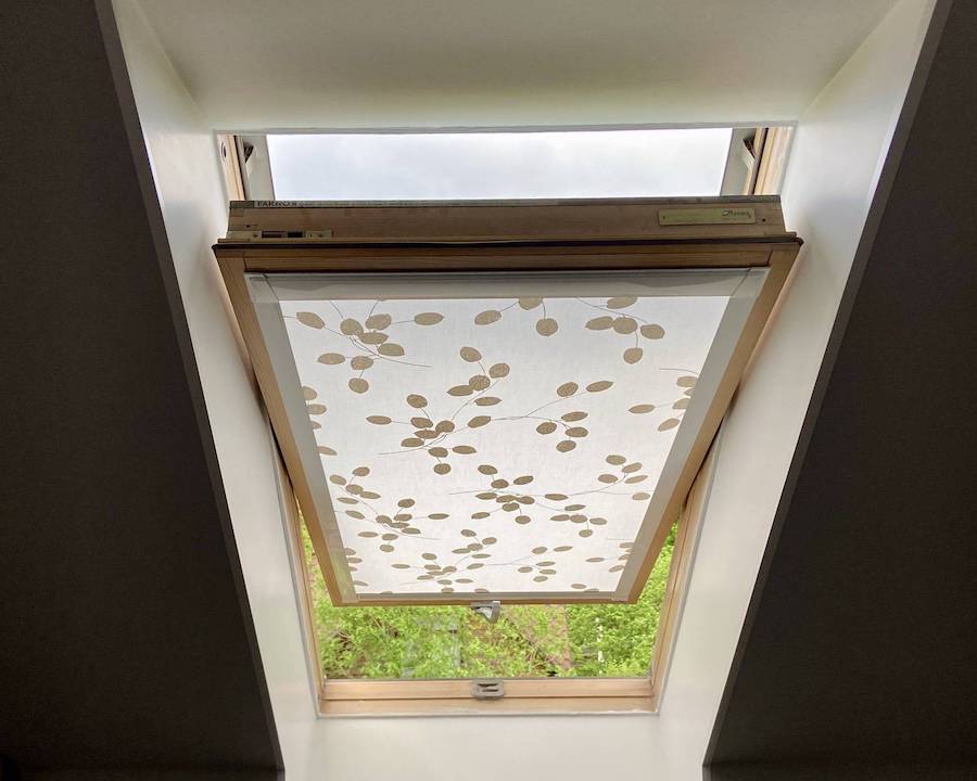 Рулонные шторы Roof для мансардных окон   